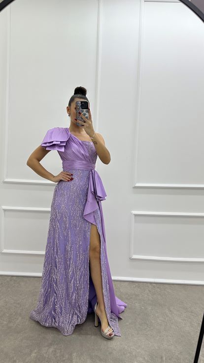 Robe de soirée lilas asymétrique à une épaule  ornée de broderies à la taille 