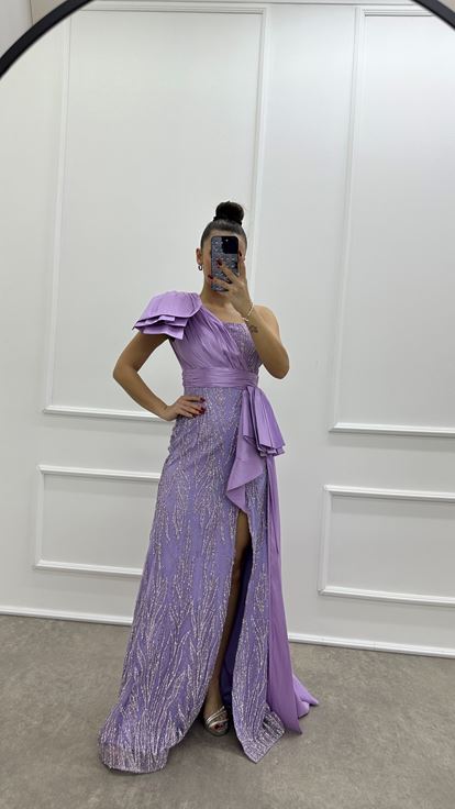 Robe de soirée lilas asymétrique à une épaule  ornée de broderies à la taille 