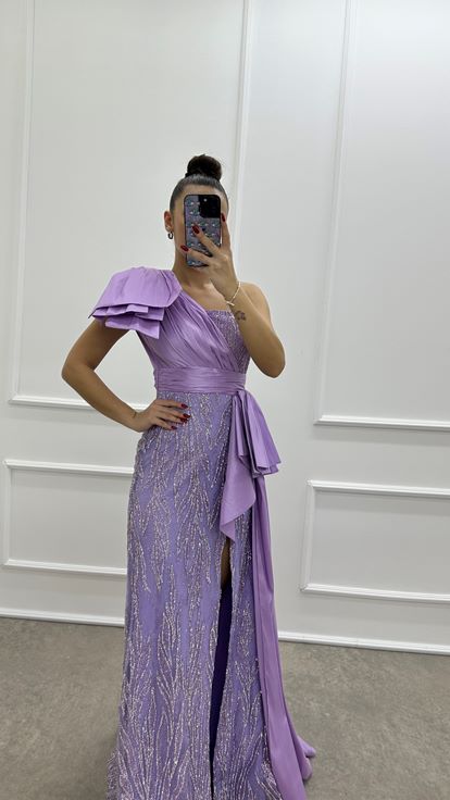 Robe de soirée lilas asymétrique à une épaule  ornée de broderies à la taille 