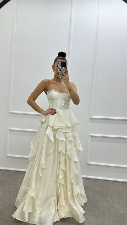 Beyaz Straplez Göğüs Detay Volanlı Kemerli Tasarım Abiye Elbise