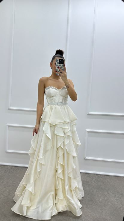 Beyaz Straplez Göğüs Detay Volanlı Kemerli Tasarım Abiye Elbise