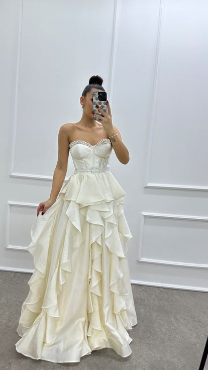 Beyaz Straplez Göğüs Detay Volanlı Kemerli Tasarım Abiye Elbise