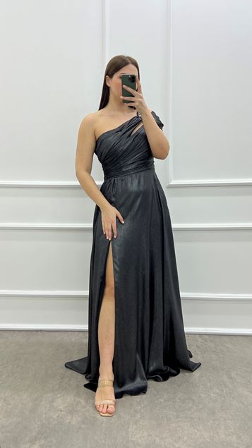 Schwarzes One-Shoulder-Abendkleid aus Satin im Stone-Design in Übergröße