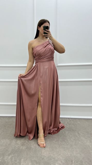 Puderfarbenes One-Shoulder-Abendkleid aus Satin in Steinoptik in Übergröße