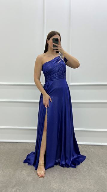 Vestido de noche azul marino de un hombro con diseño de satén de talla grande