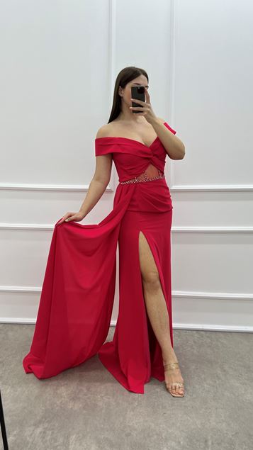 Vestido de noche de talla grande con diseño de detalle transparente cruzado en el pecho rojo