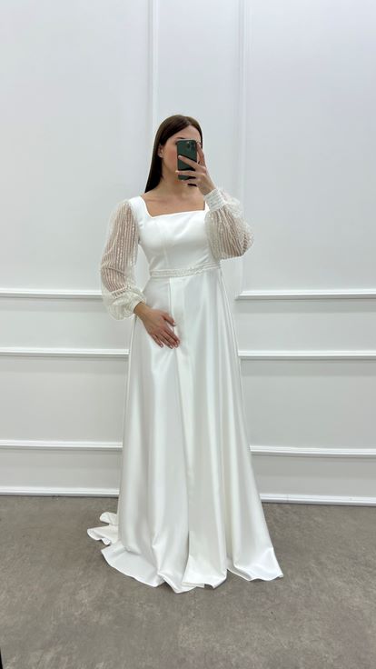 Design Di Dettaglio Di Elaborazione Della Manica A Palloncino Bianco İn Raso Di Grandi Dimensioni Abiti Da Sera Di Grandi Dimensioni