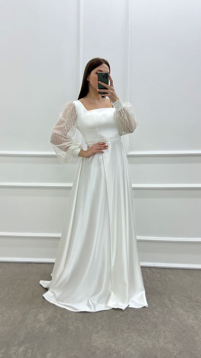 Design Di Dettaglio Di Elaborazione Della Manica A Palloncino Bianco İn Raso Di Grandi Dimensioni Abiti Da Sera Di Grandi Dimensioni