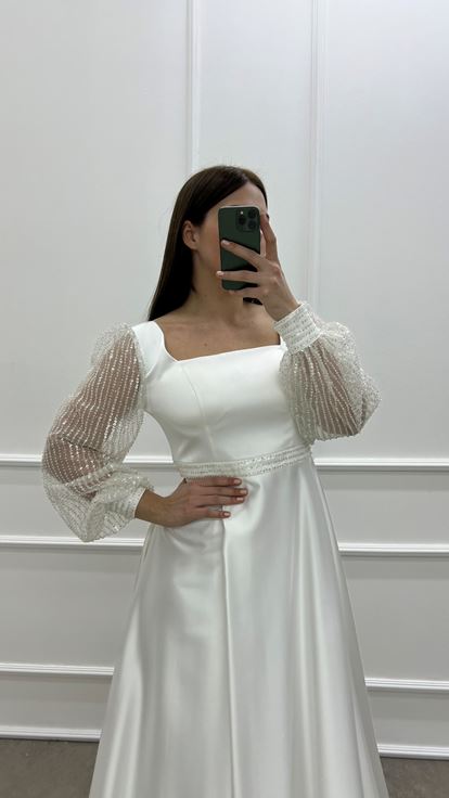 Design Di Dettaglio Di Elaborazione Della Manica A Palloncino Bianco İn Raso Di Grandi Dimensioni Abiti Da Sera Di Grandi Dimensioni