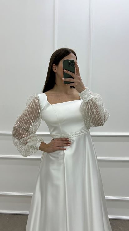 Design Di Dettaglio Di Elaborazione Della Manica A Palloncino Bianco İn Raso Di Grandi Dimensioni Abiti Da Sera Di Grandi Dimensioni