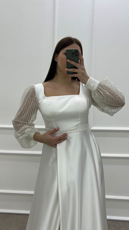 Design Di Dettaglio Di Elaborazione Della Manica A Palloncino Bianco İn Raso Di Grandi Dimensioni Abiti Da Sera Di Grandi Dimensioni