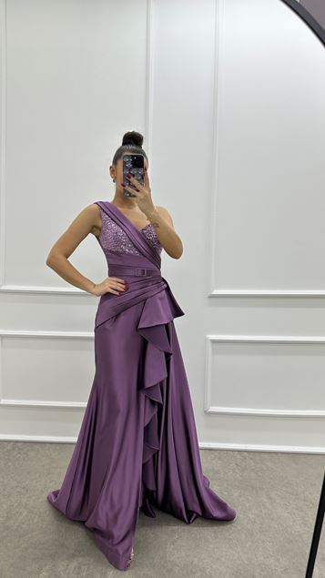 Robe de soirée en satin de détail brodée d’épaule unique de prune