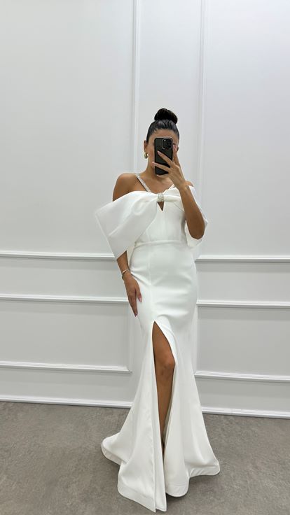 فستان أبيض بتصميم فيونكة على الصدر وأشرطة