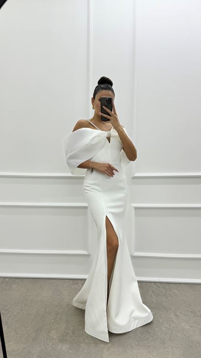 فستان أبيض بتصميم فيونكة على الصدر وأشرطة