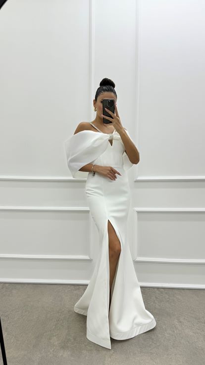 فستان أبيض بتصميم فيونكة على الصدر وأشرطة