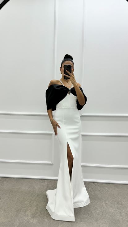 فستان أبيض بتصميم فيونكة على الصدر وأشرطة