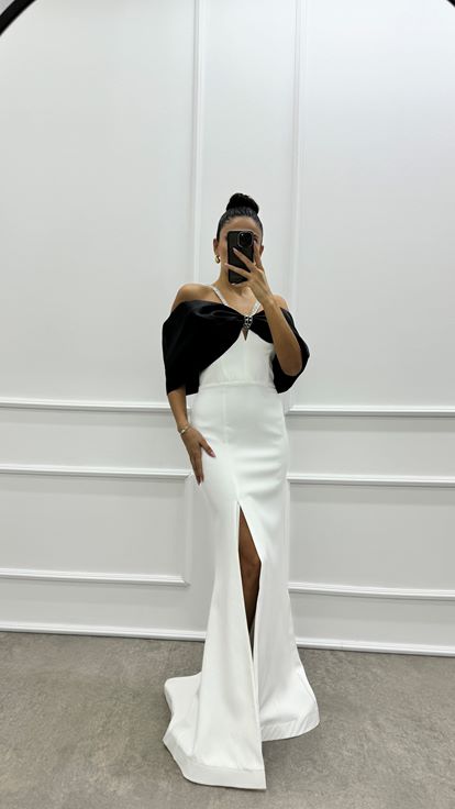 فستان أبيض بتصميم فيونكة على الصدر وأشرطة