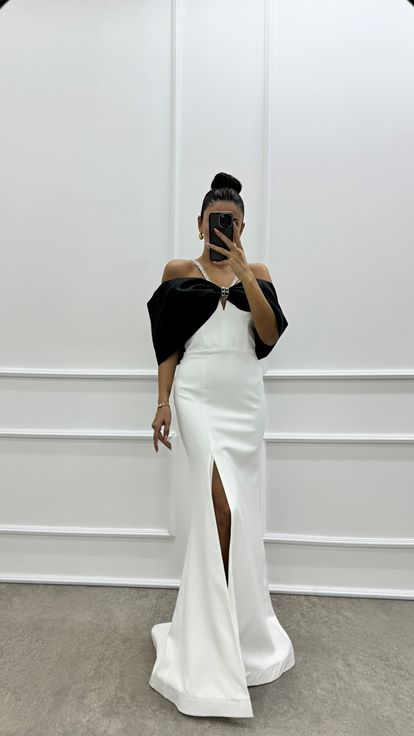 فستان أبيض بتصميم فيونكة على الصدر وأشرطة