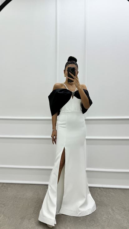 فستان أبيض بتصميم فيونكة على الصدر وأشرطة