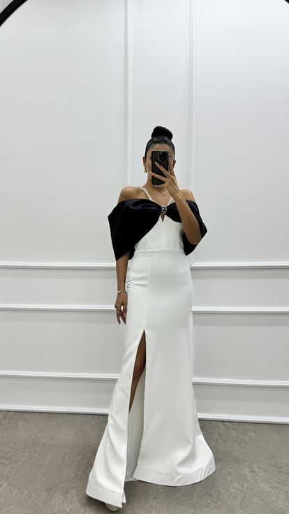 فستان أبيض بتصميم فيونكة على الصدر وأشرطة