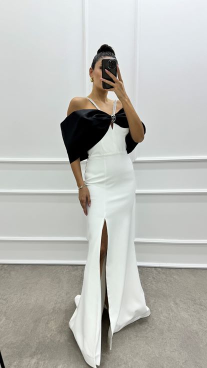 فستان أبيض بتصميم فيونكة على الصدر وأشرطة