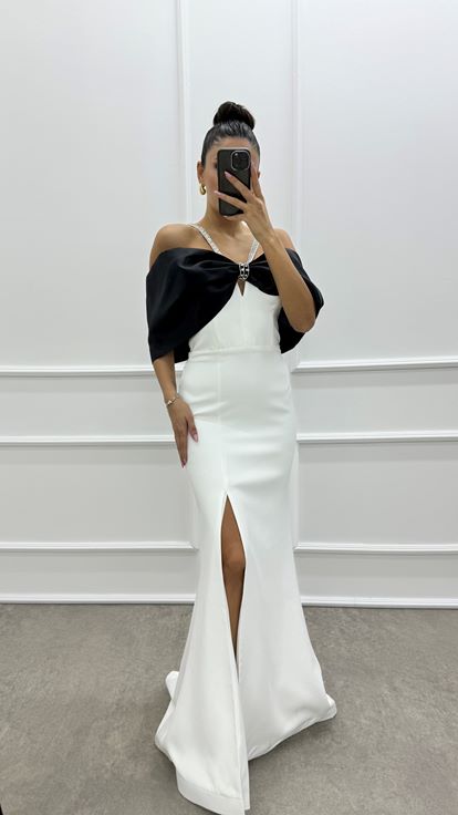 فستان أبيض بتصميم فيونكة على الصدر وأشرطة