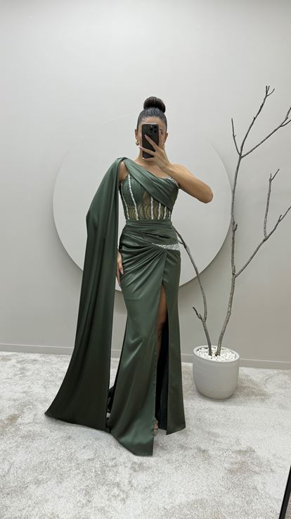 Vestido de noche color caqui con un solo hombro  bordado en la cintura y diseño transparente 