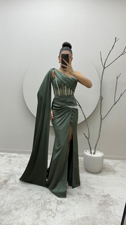 Vestido de noche color caqui con un solo hombro  bordado en la cintura y diseño transparente 