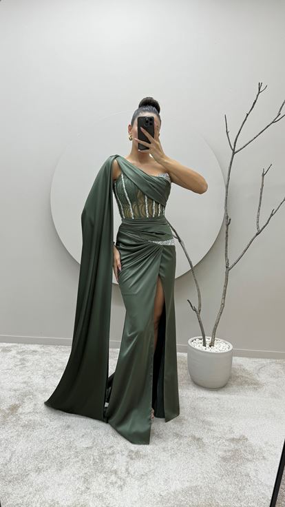 Vestido de noche color caqui con un solo hombro  bordado en la cintura y diseño transparente 