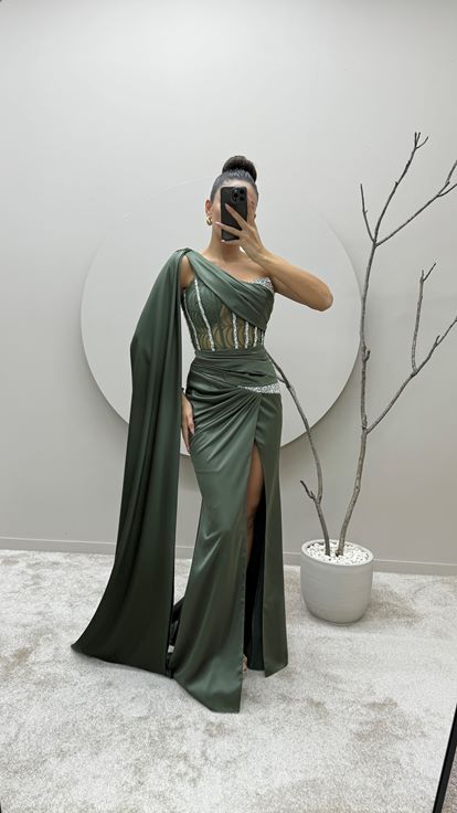 Vestido de noche color caqui con un solo hombro  bordado en la cintura y diseño transparente 