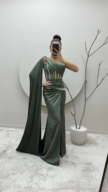 Vestido de noche color caqui con un solo hombro  bordado en la cintura y diseño transparente 