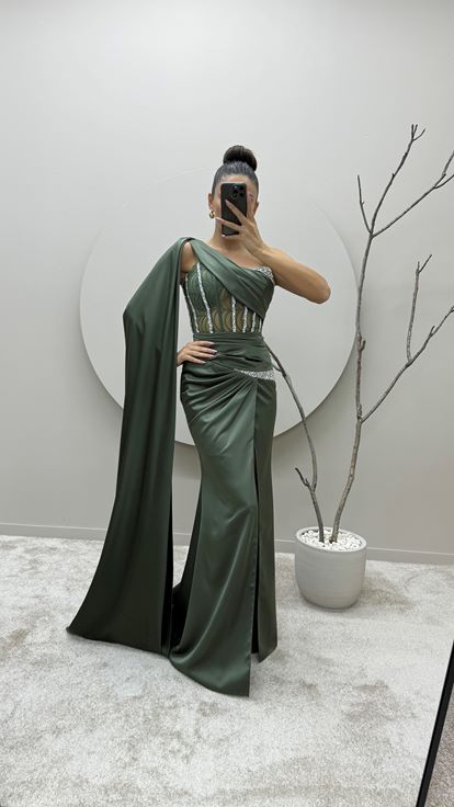 Vestido de noche color caqui con un solo hombro  bordado en la cintura y diseño transparente 