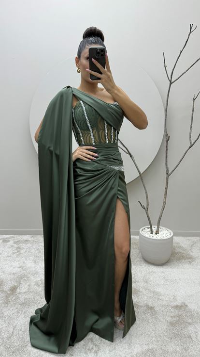 Vestido de noche color caqui con un solo hombro  bordado en la cintura y diseño transparente 