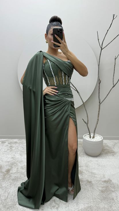 Vestido de noche color caqui con un solo hombro  bordado en la cintura y diseño transparente 