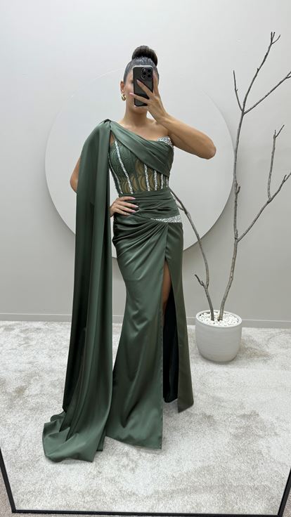 Vestido de noche color caqui con un solo hombro  bordado en la cintura y diseño transparente 