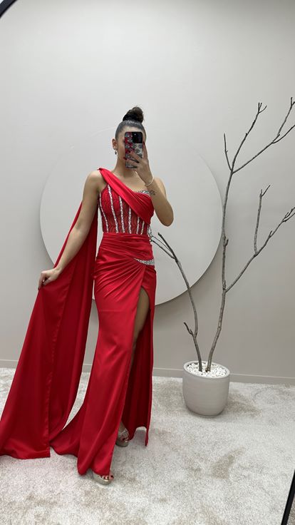 Vestido de noche rojo de un solo hombro bordado con diseño de cintura transparente
