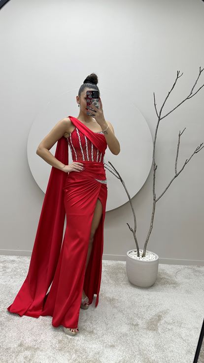 Vestido de noche rojo de un solo hombro bordado con diseño de cintura transparente