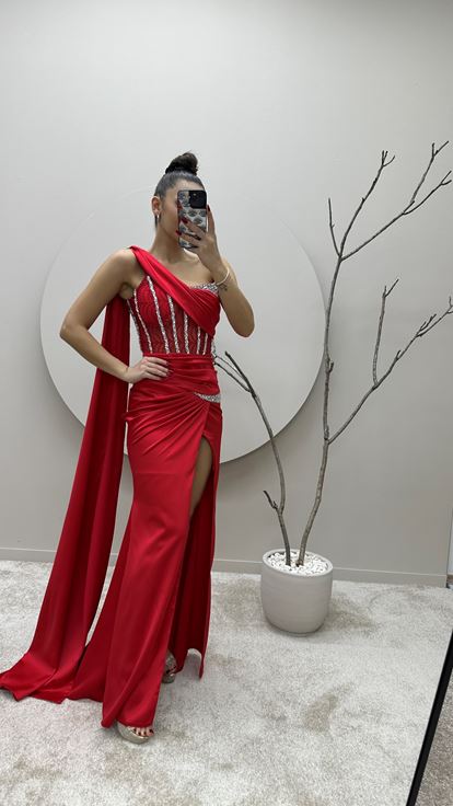 Vestido de noche rojo de un solo hombro bordado con diseño de cintura transparente