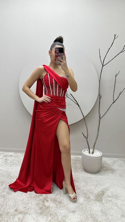 Vestido de noche rojo de un solo hombro bordado con diseño de cintura transparente
