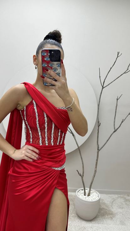 Vestido de noche rojo de un solo hombro bordado con diseño de cintura transparente