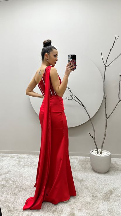 Vestido de noche rojo de un solo hombro bordado con diseño de cintura transparente