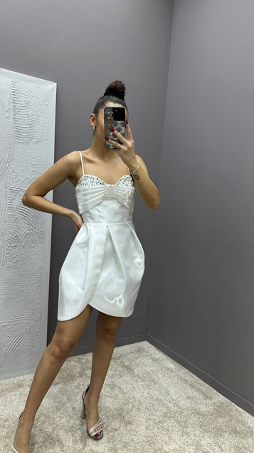 Beyaz Göğüs Detay Taşlı Tasarım Mini Elbise
