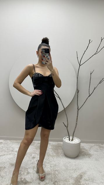 Siyah Göğüs Detay Taşlı Tasarım Mini Elbise