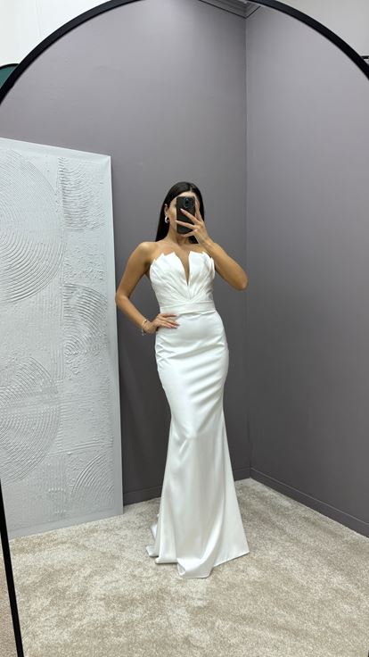 Beyaz Straplez Göğüs Detay Tasarım Saten Abiye Elbise