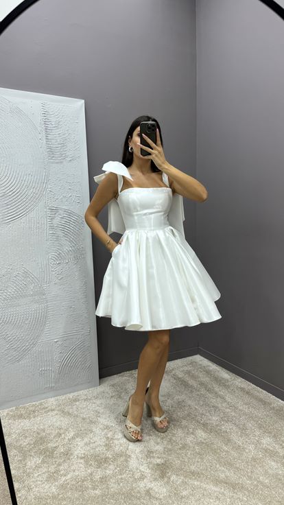 Beyaz Omuzları Fiyonk Detay Pileli Tasarım Saten Elbise