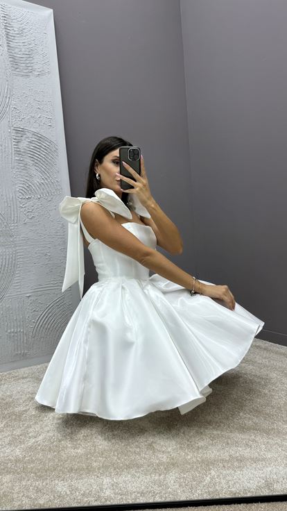 Beyaz Omuzları Fiyonk Detay Pileli Tasarım Saten Elbise
