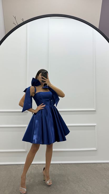 Robe en satin à nœud bleu marine avec motif plissé