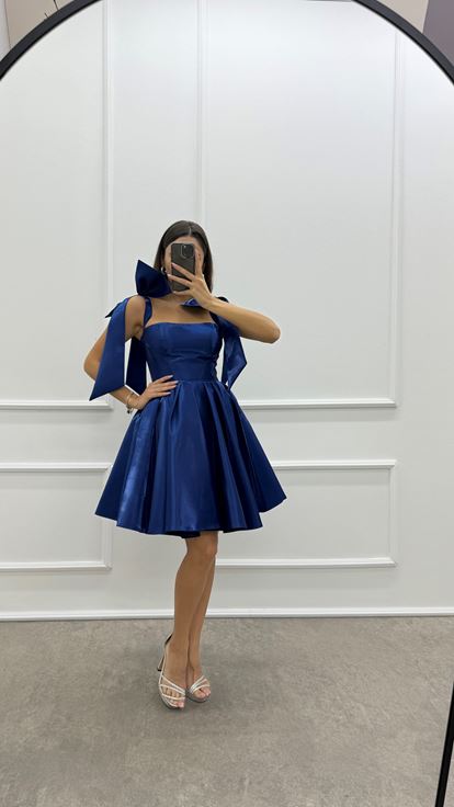Robe en satin à nœud bleu marine avec motif plissé