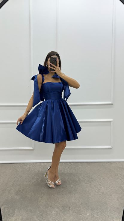 Robe en satin à nœud bleu marine avec motif plissé