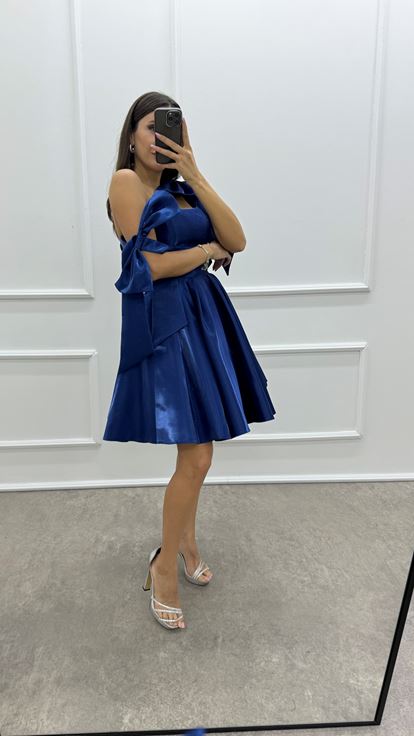 Robe en satin à nœud bleu marine avec motif plissé